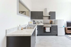 K ühlschrank, Mikrowelle, Ofen, Herdplatte