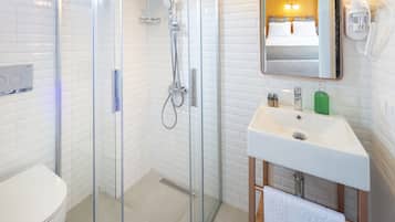 Double Room | Bathroom | Shower, free toiletries, hair dryer, towels