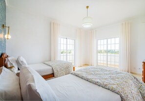 4 bedrooms, iron/ironing board, WiFi, bed sheets