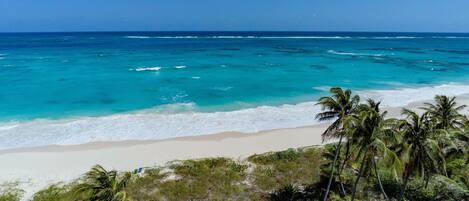Plage, chaises longues, serviettes de plage