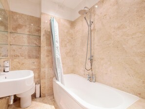 Shower, hair dryer, towels, soap - Queen's Park Secret Gem - Pass the Keys (London)