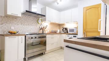 Een koelkast, een microgolfoven, een oven, een kookplaat