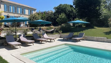 Een buitenzwembad en een verwarmd zwembad