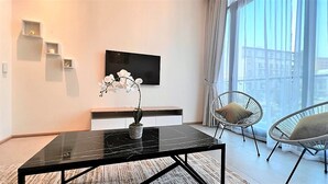อพาร์ทเมนท์ (1 Bedroom) | ห้องนั่งเล่น | ทีวีจอพลาสมา 1 ซม. พร้อมช่องดาวเทียม, ทีวี