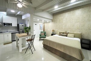 Tabla de planchar con plancha, wifi gratis y ropa de cama