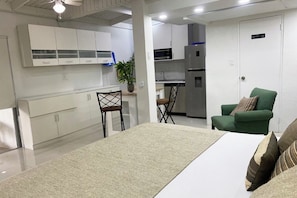 Tabla de planchar con plancha, wifi gratis y ropa de cama