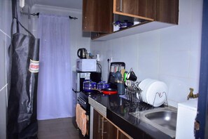 Appartement, 1 slaapkamer | Privékeuken | Een koelkast, een microgolfoven, een oven, een kookplaat