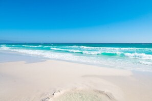 Playa en los alrededores y camastros