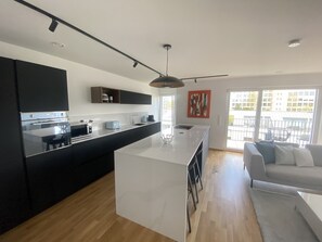 Fridge, microwave, oven, stovetop - 2BD high end Apt. 134m2 in Strassen (Strassen)