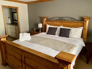 3 bedrooms, desk, travel crib, free WiFi
