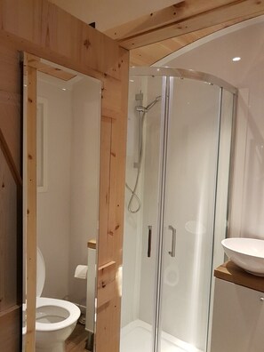 Dusj, hårføner, håndklær og såpe