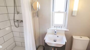 Cottage | Bilik Mandi | Pancuran mandi