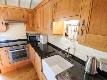 Cottage | Private kitchen | Fridge, dishwasher, cookware/dishes/utensils