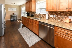 冰箱、微波炉、烤箱、炉灶