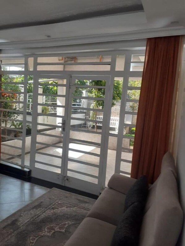 Living area - Stay.Plus Utawala Holiday House (Nairobi)