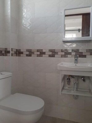 Bathroom - Stay.Plus Utawala Holiday House (Nairobi)