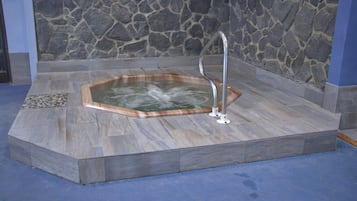 Indoor spa tub