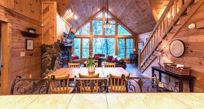 Private - Creekside - Cabin + Hot Tub/Pool Table & Pet Friendly