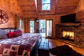 3 habitaciones, escritorio y tabla de planchar con plancha 