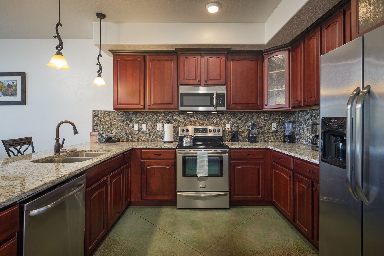 Luxury Condo Downtown Moab | Private Hot Tub | Pet Friendly | Easy Parking