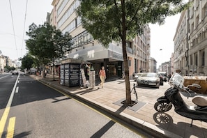 Straßenansicht mit einem Gebäude, an dem 