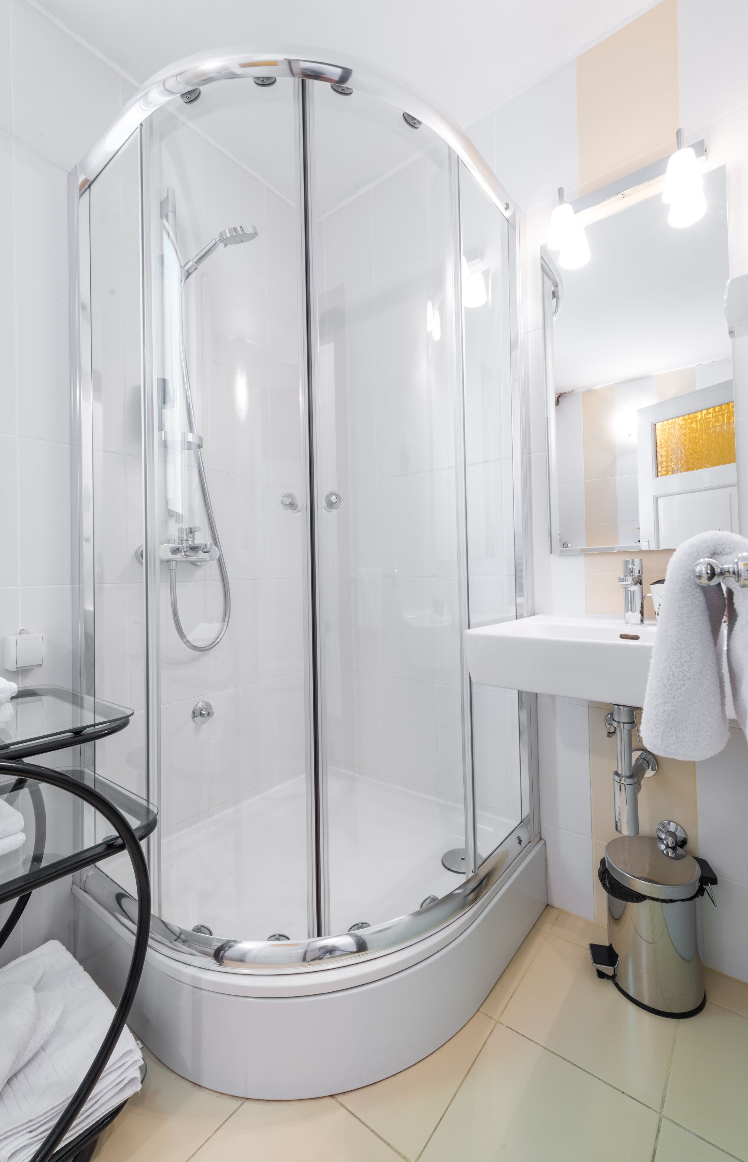 Regadera, secadora de cabello, bidet, toallas 
