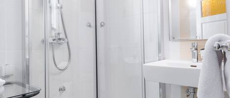 Regadera, secadora de cabello, bidet, toallas