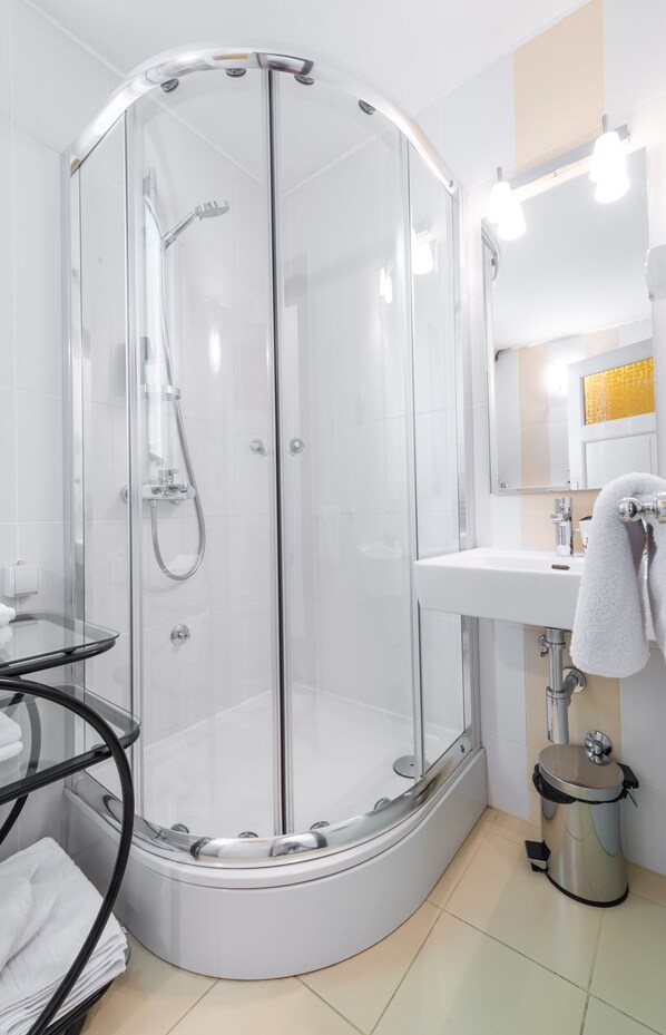 Regadera, secadora de cabello, bidet, toallas 