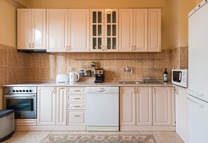 Frigorifero, microonde, lavastoviglie, bollitore elettrico