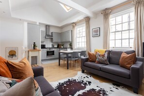 Apartment (2 Bedrooms) | Living area