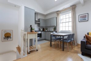 Apartment (2 Bedrooms) | Dining room