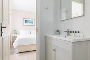 Apartment (2 Bedrooms) | Bathroom