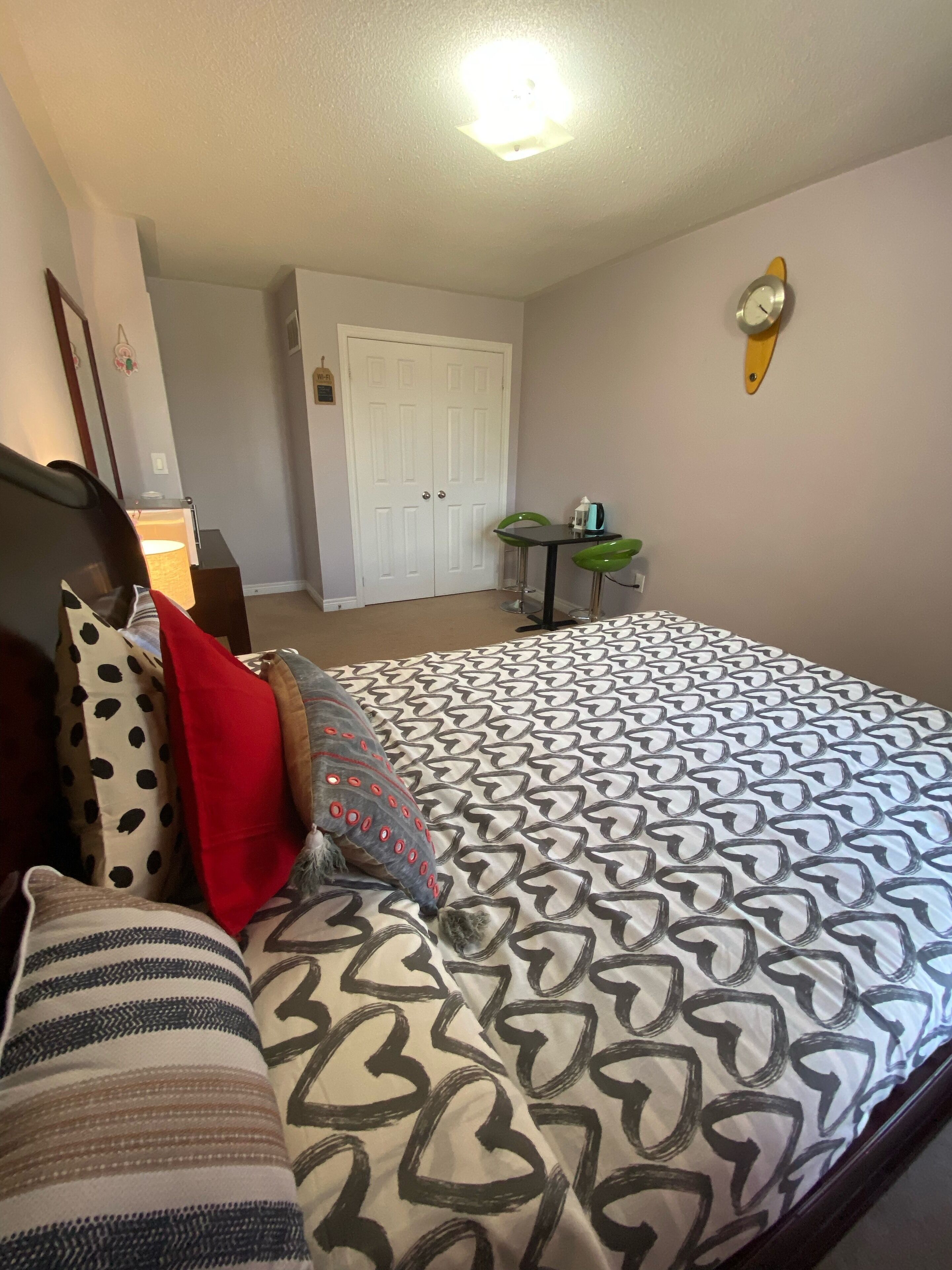 Spacious and bright room in Centralized location