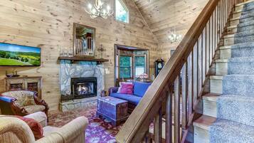 Een smart-tv en een open haard