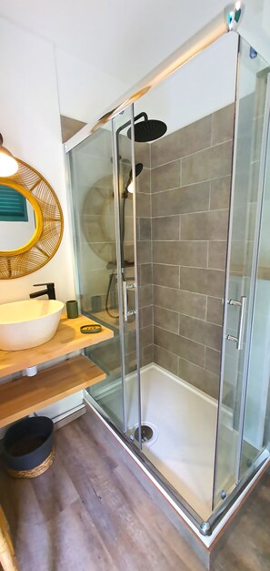 Habitación Premium | Baño | Regadera y toallas 