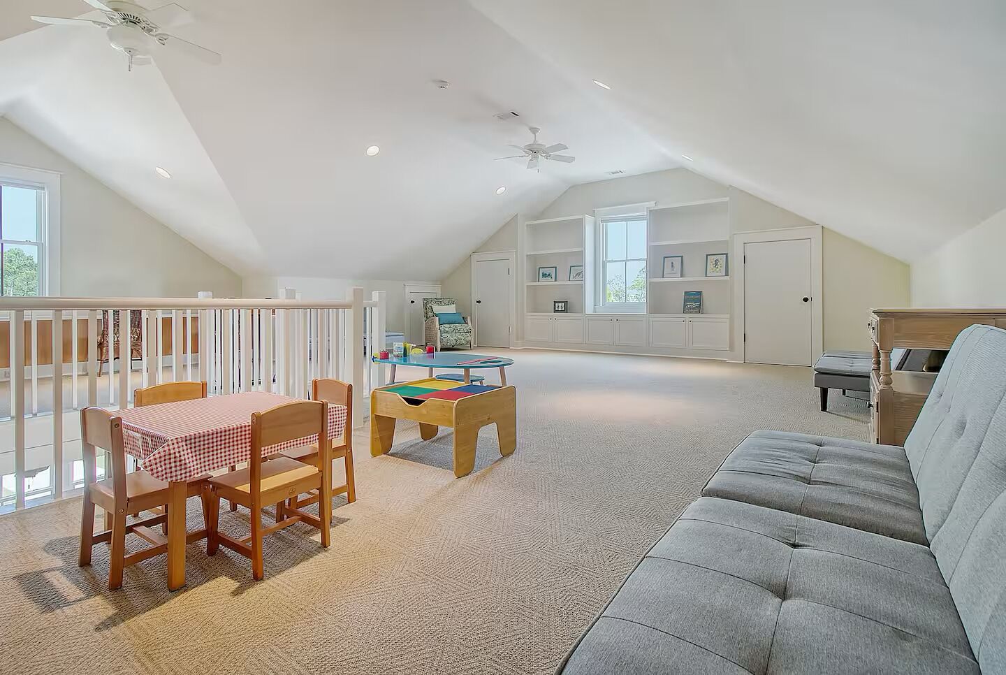 Smart-tv, een open haard, tafelvoetbal en een tafeltennistafel