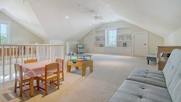 Smart-tv, een open haard, tafelvoetbal en een tafeltennistafel