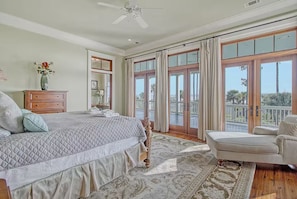 5 bedrooms, desk, travel cot, free WiFi