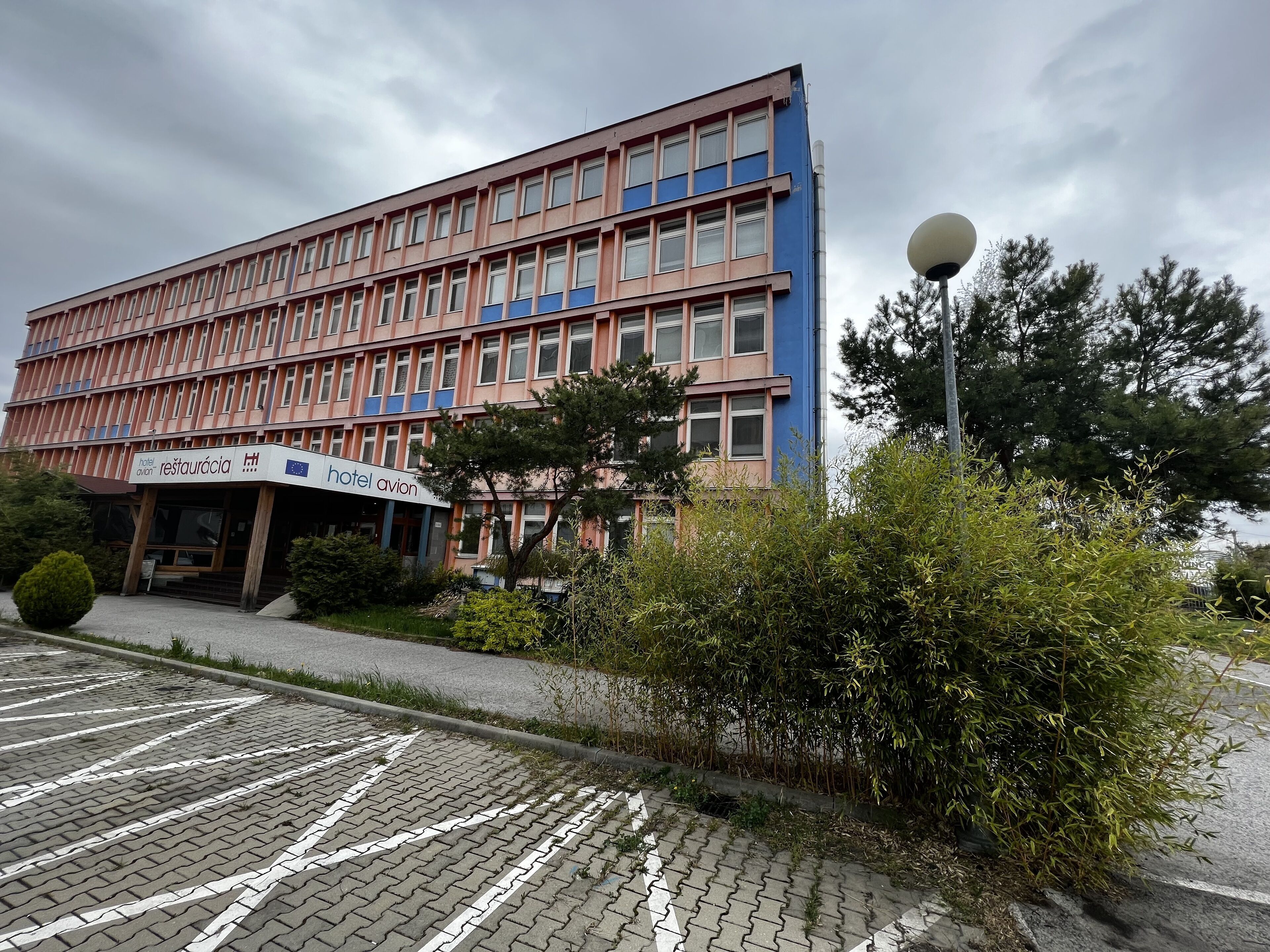 Un hotel con fachada moderna, varios pisos y un letrero que indica que es el 'hotel avion'.