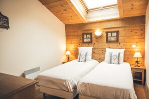 2 bedrooms, travel cot, WiFi, bed sheets