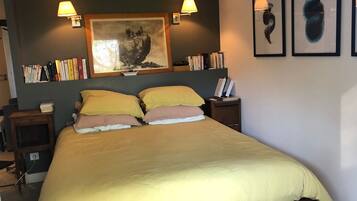 4 slaapkamers, een bureau, een strijkplank/strijkijzer, wifi