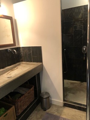 Bathtub, towels - Architect's house between Nîmes and Montpellier (Calvisson)