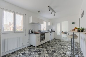 Réfrigérateur, micro-ondes, four, lave-vaisselle