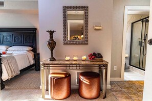 Tabla de planchar con plancha, cuna de viaje, wifi y ropa de cama