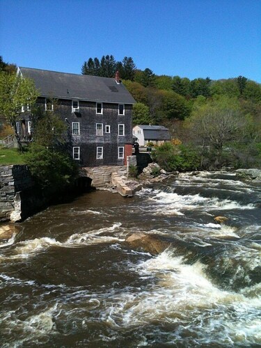Sparrowhawk House NE style Farmhouse Walkable to Town, Near Portland