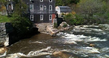 Sparrowhawk House NE style Farmhouse Walkable to Town, Near Portland