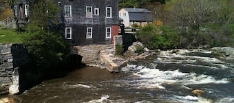 Sparrowhawk House NE style Farmhouse Walkable to Town, Near Portland