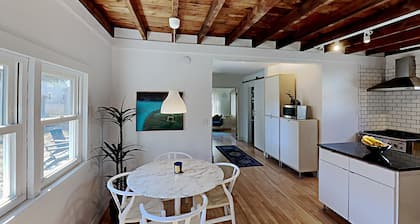 Sparrowhawk House NE style Farmhouse Walkable to Town, Near Portland