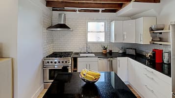 Een koelkast, een magnetron, een oven, een kookplaat