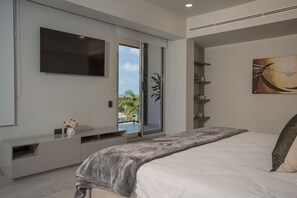 4 habitaciones, caja de seguridad en la habitación y escritorio 